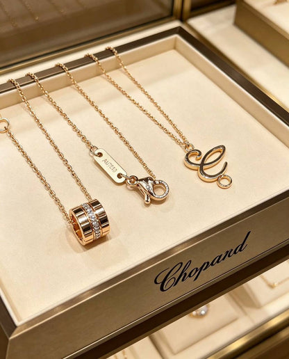 CHOPARD 
Necklace 
Master quality 💯
With normal boxes 🗃️ 
50 dhs 

With master box 📦 
110 dhs 

Zain216

♥️♥️♥️