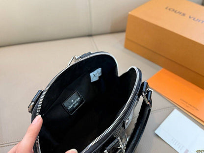 LV L001

 COPY ONE 
NEW CAME 

WITH BOX
🎁🎁🎁

180 dhs✅

Zain39
♥️♥️♥️