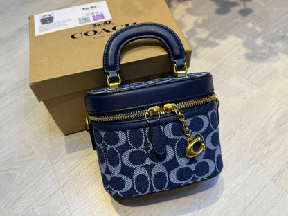 Coach mini vanity case

15cm
95 dhs❣️

with BOX
🎁🎁🎁

Zain44
♥️♥️♥️