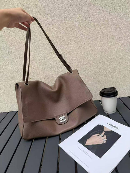 Chanel 
Master🌺🌺
38 cm 
380 dhs💓💓

Zain153
♥️♥️♥️