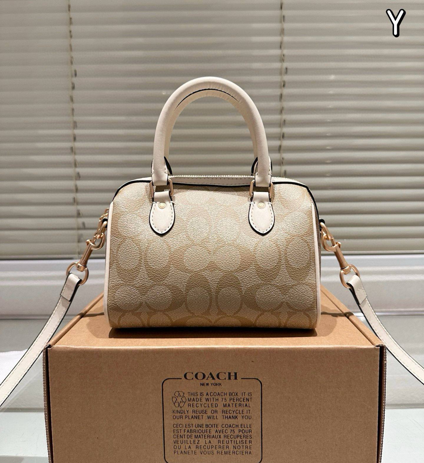 COACH 

NEW CAME GOOD QUALITY 
WITH BOX 
🎁🎁🎁

90 dhs❣️
SIZE: 18cm

Zain279
♥️♥️♥️