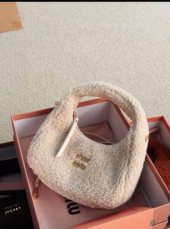 MIU MIU
Wander shearling bag
Master quality
20cm 

with box
🎁🎁🎁

220 dhs🪙🌨️

Zain95
♥️♥️♥️