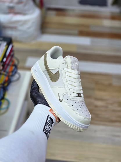 NIKE
Size 40 to 44 
100 dhs✅

Zain27
♥️♥️♥️