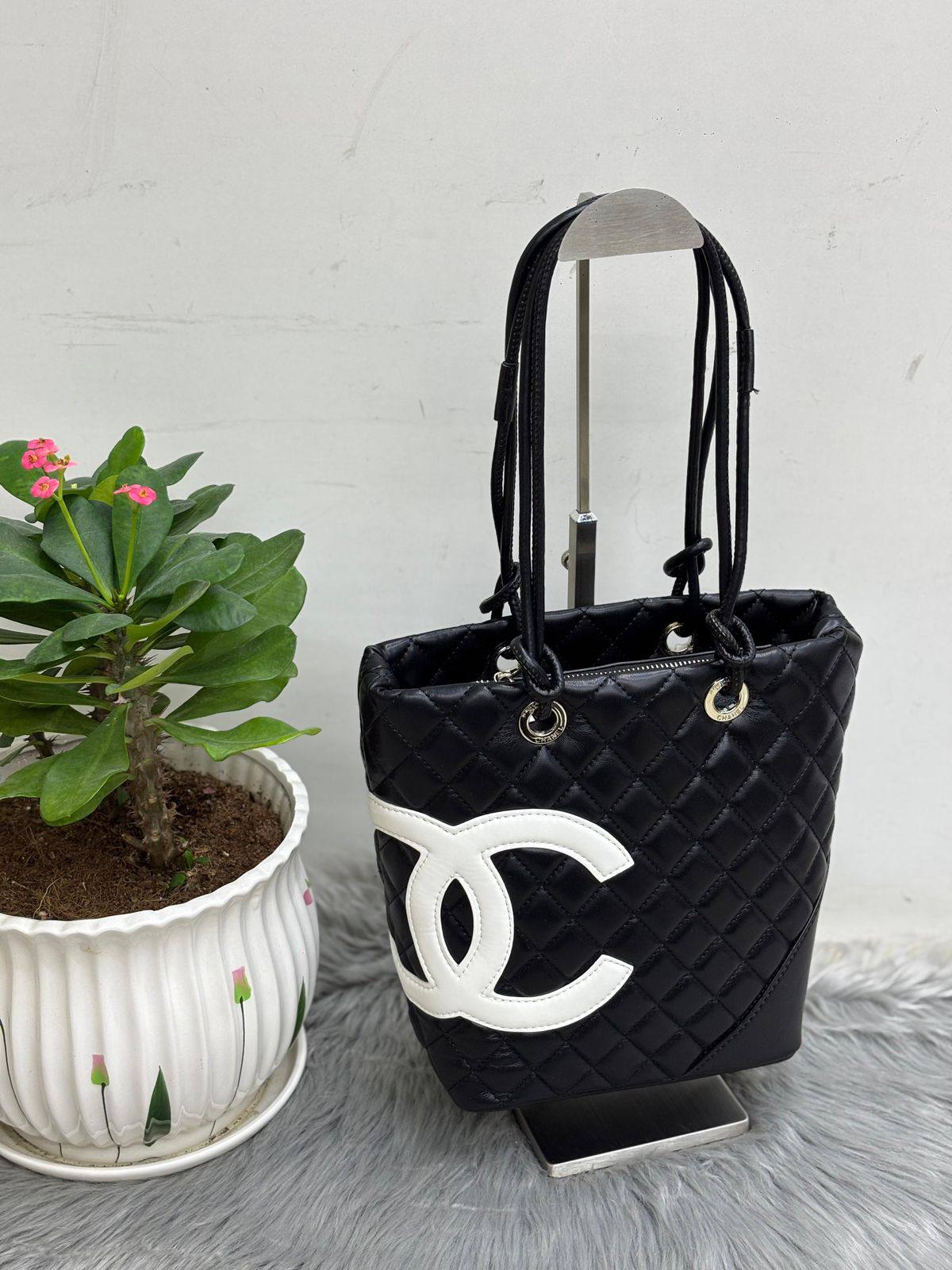 CHANEL
SIZE ….20CM (high 25CM)🥰
90 dhs🌺

Zain244
♥️♥️♥️