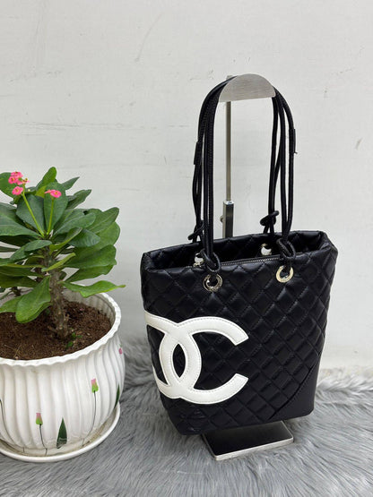 CHANEL
SIZE ….20CM (high 25CM)🥰
90 dhs🌺

Zain244
♥️♥️♥️