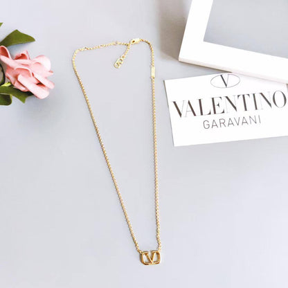 valntino🦋*
Necklace ❤️
Earring ❣️
Bracelet ❤️‍🔥
Master quality 💯
With normal boxes 📦 
115 dhs🪙💚

Zain216
♥️♥️♥️