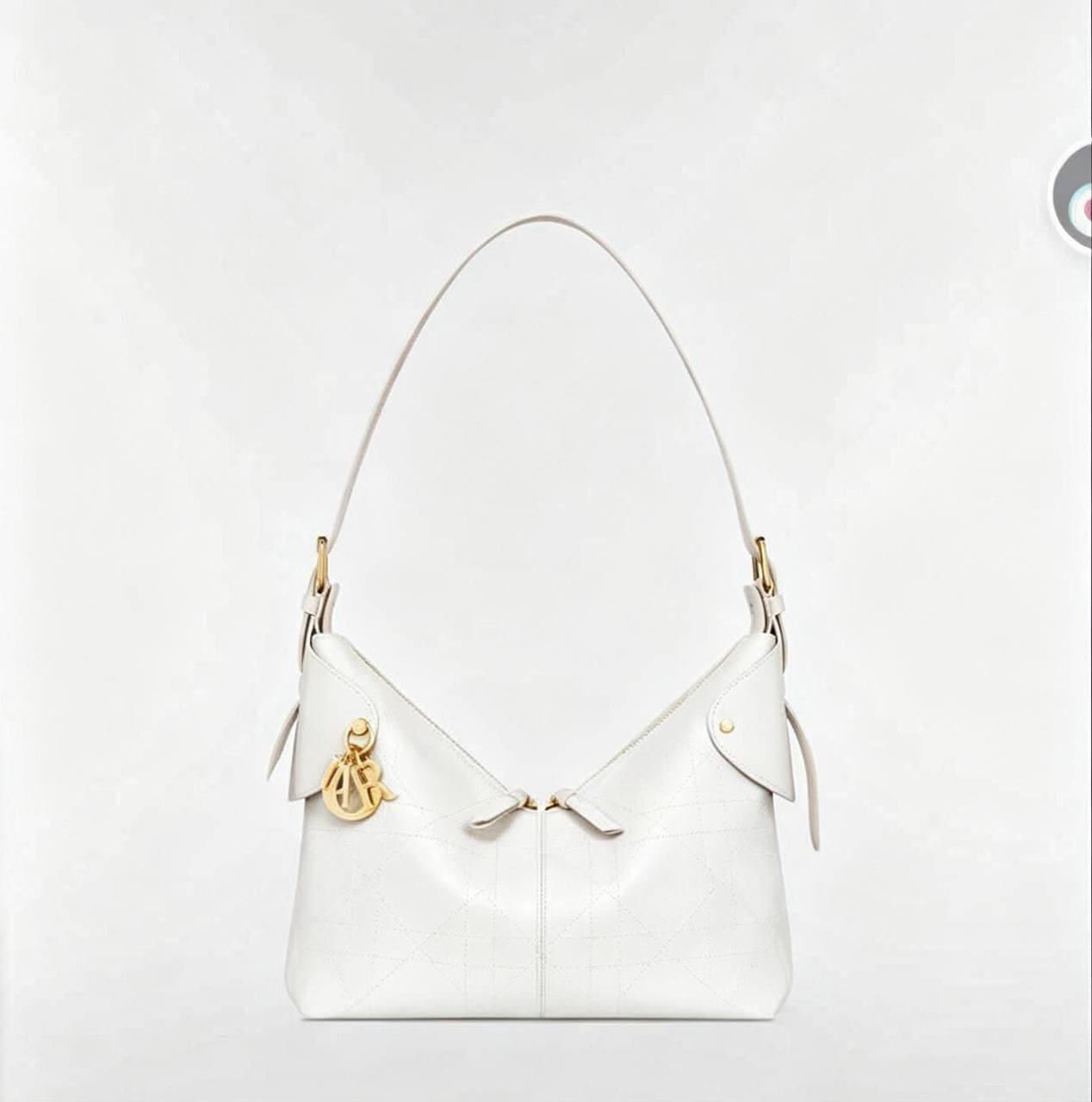 Dior
120 dhs✅

Zain07
♥️♥️♥️