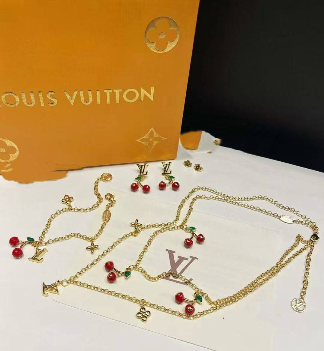 LV
Necklace ,Bracelet & Earing 
*Master*
170 dhs🪙
With Normal box 🎁

Zain263
♥️♥️♥️