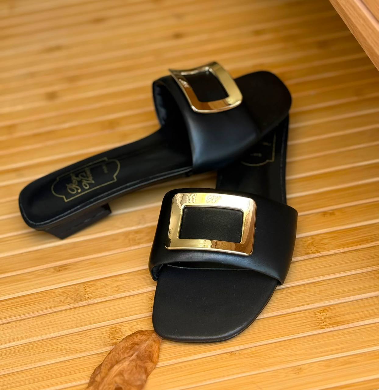 Roger Vivier
Super Master
𝗦𝗶𝘇𝗲 𝟯𝟲 𝘁𝗼 𝟰𝟭 
450 dhs✅

Zain303
♥️♥️♥️