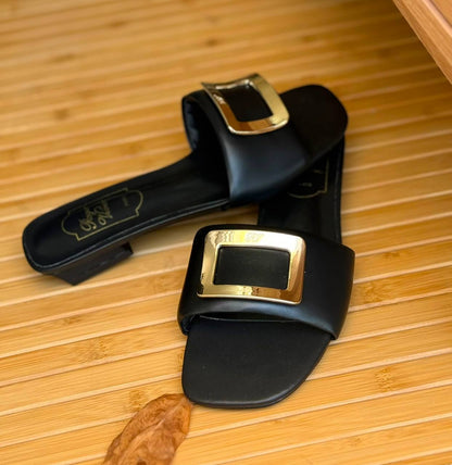 Roger Vivier
Super Master
𝗦𝗶𝘇𝗲 𝟯𝟲 𝘁𝗼 𝟰𝟭 
450 dhs✅

Zain303
♥️♥️♥️