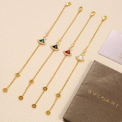 BVLGARI MASTER
Necklace 
Bracelet 
Earring
Ring 
With normal box 
150 dhs🪙💚 SET
With master box  
200 dhs🪙💚 SET

Zain89
♥️♥️♥️