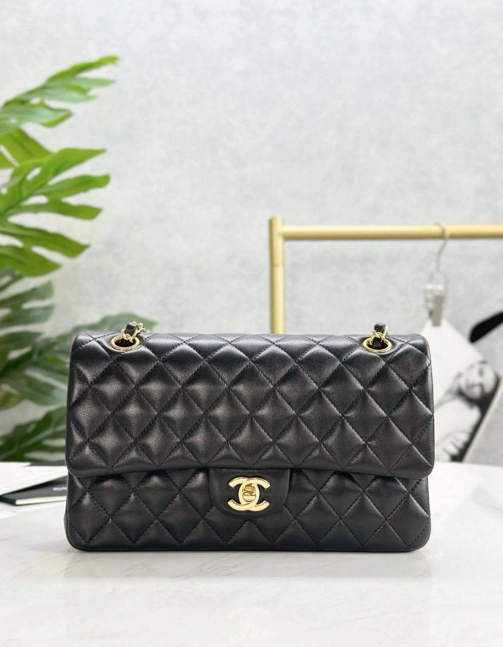 Chanel
100 dhs💓
size：24cm
High-quality 

with box🎁🎁🎁

Zain35
♥️♥️♥️
