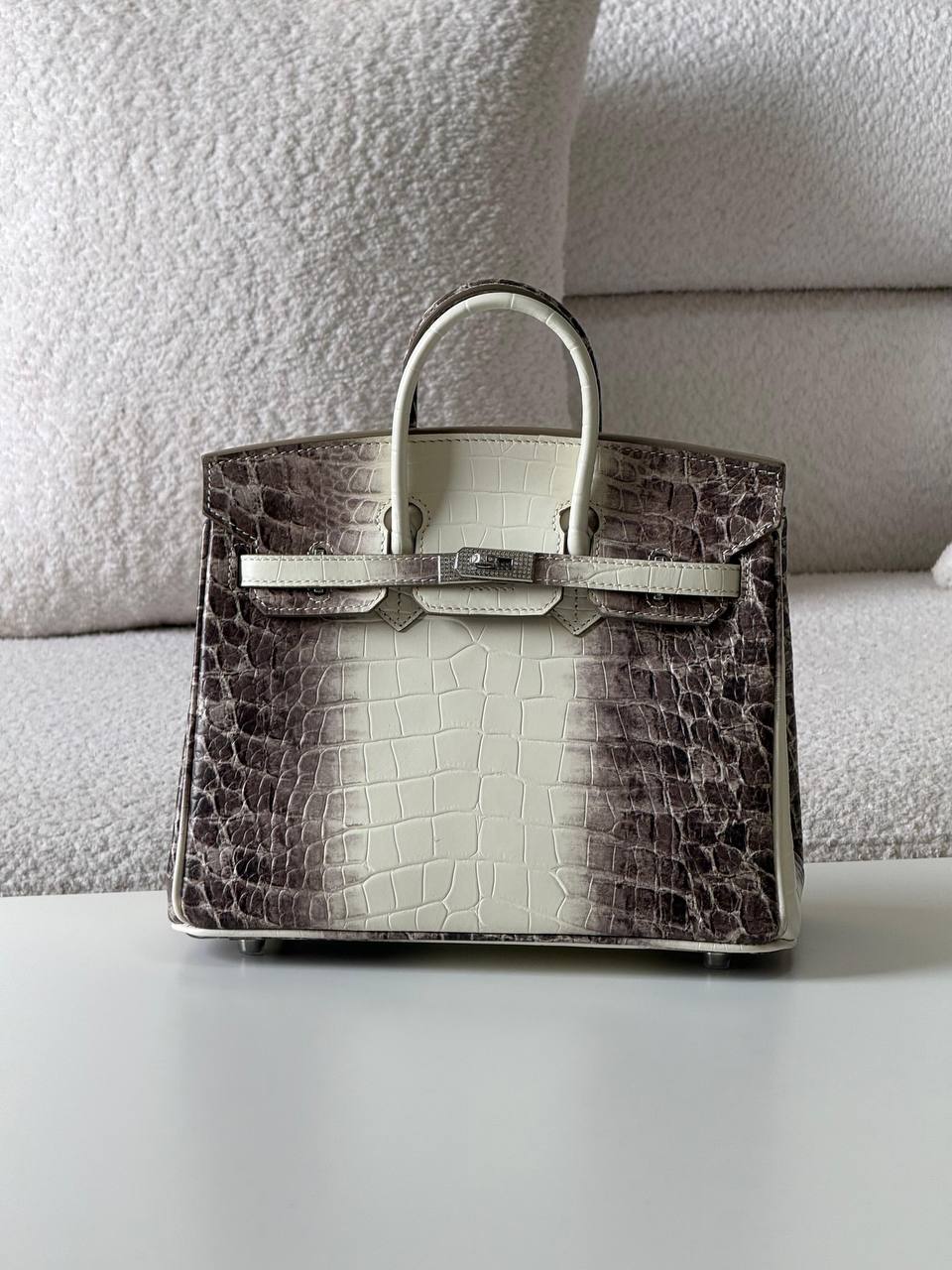 Hermes birkin croc 25cm💕master quality😍with box❤️
950 dhs🪙💕

Zain52
♥️♥️♥️