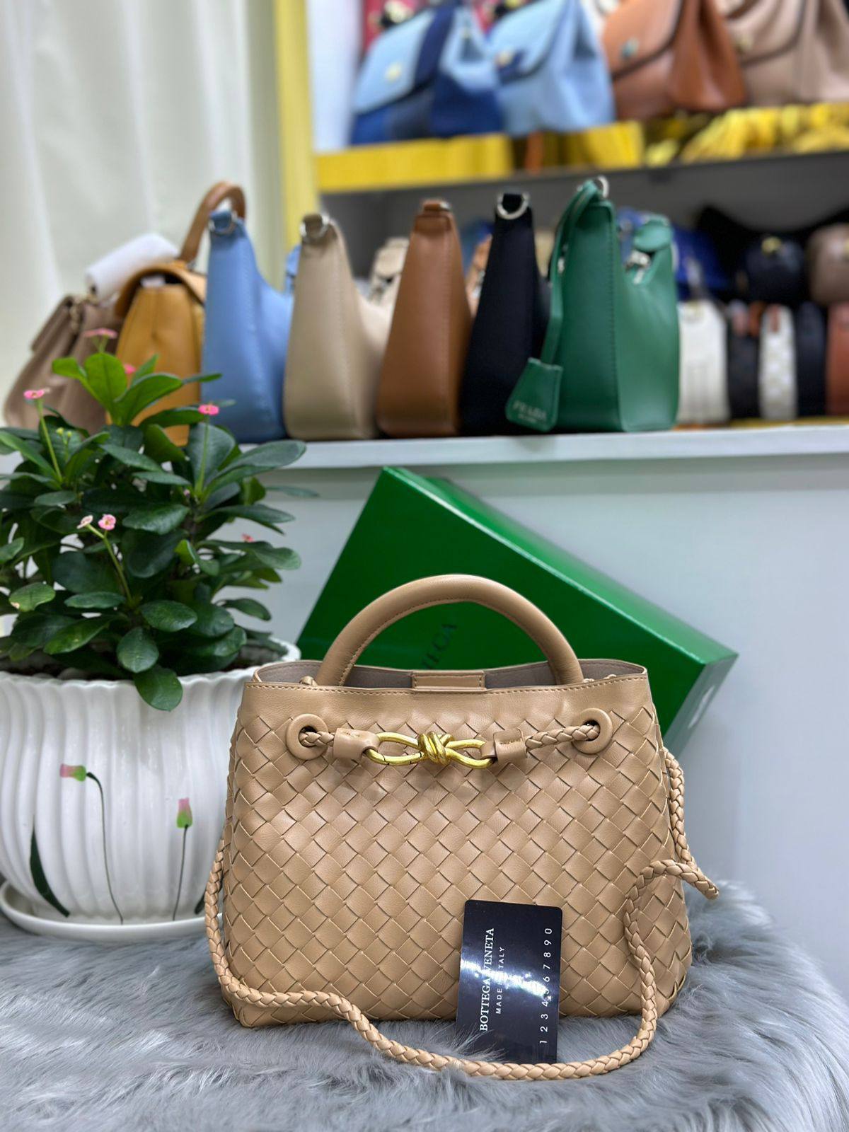 BOTTEGA
SIZE  ………25CM 🥰
115 dhs🪙🌨️

with Box
🎁🎁🎁

Zain244
♥️♥️♥️