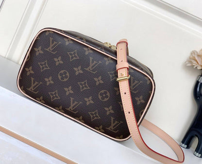 LOUIS VUITTON

 NEW CAME

 GOOD QUALITY 
WITH BOX 

BIG SIZE         105 dhs
MEDUIM SIZE 100 dhs
SMALL SIZE  95 dhs 


Zain39
Zain295
♥️♥️♥️