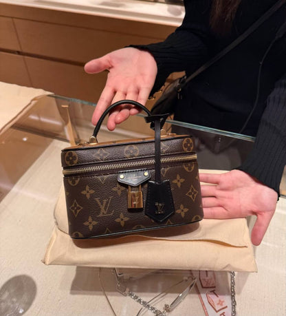 LOUIS VUITTON 
size : 19cm
With box 
100 dhs🇦🇪🇦🇪

Zain331
♥️♥️♥️