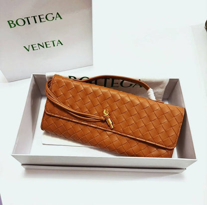 BOTTEGA 

 GOOD QUALITY

 WITH BOX
🎁🎁🎁

100 dhs✅

Zain39
♥️♥️♥️