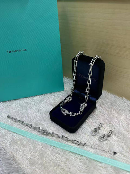 Tiffany set💥*
*Stainless steel SET 💯*
Necklace ❤️‍🩹
Earring 🍁
Breslat ❣️
With normal boxes 📦 
And paper bag 🛍️
70 dhs✅

With master box 🗃️ 
95 dhs✅

Zain216
♥️♥️♥️