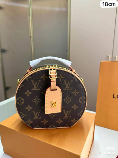 18🌹 LV petite boite 
1⃣️Frist quality +🎁
Size : 18 * 17 cm
85 dhs✅
with box🎁

Zain60
♥️♥️♥️