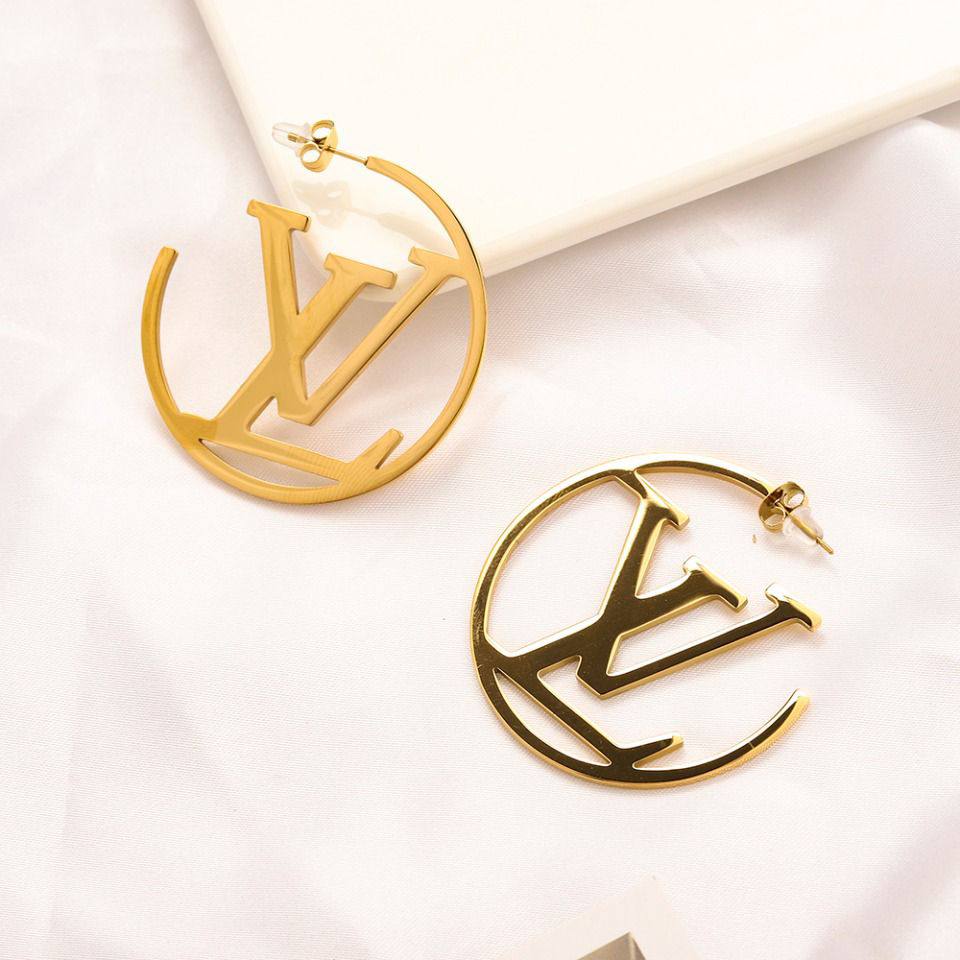 New arrival branded earrings 
30 dhs🪙💚/ pair without box 
40 dhs🪙💚/ pair with branded box

Zain243
♥️♥️♥️