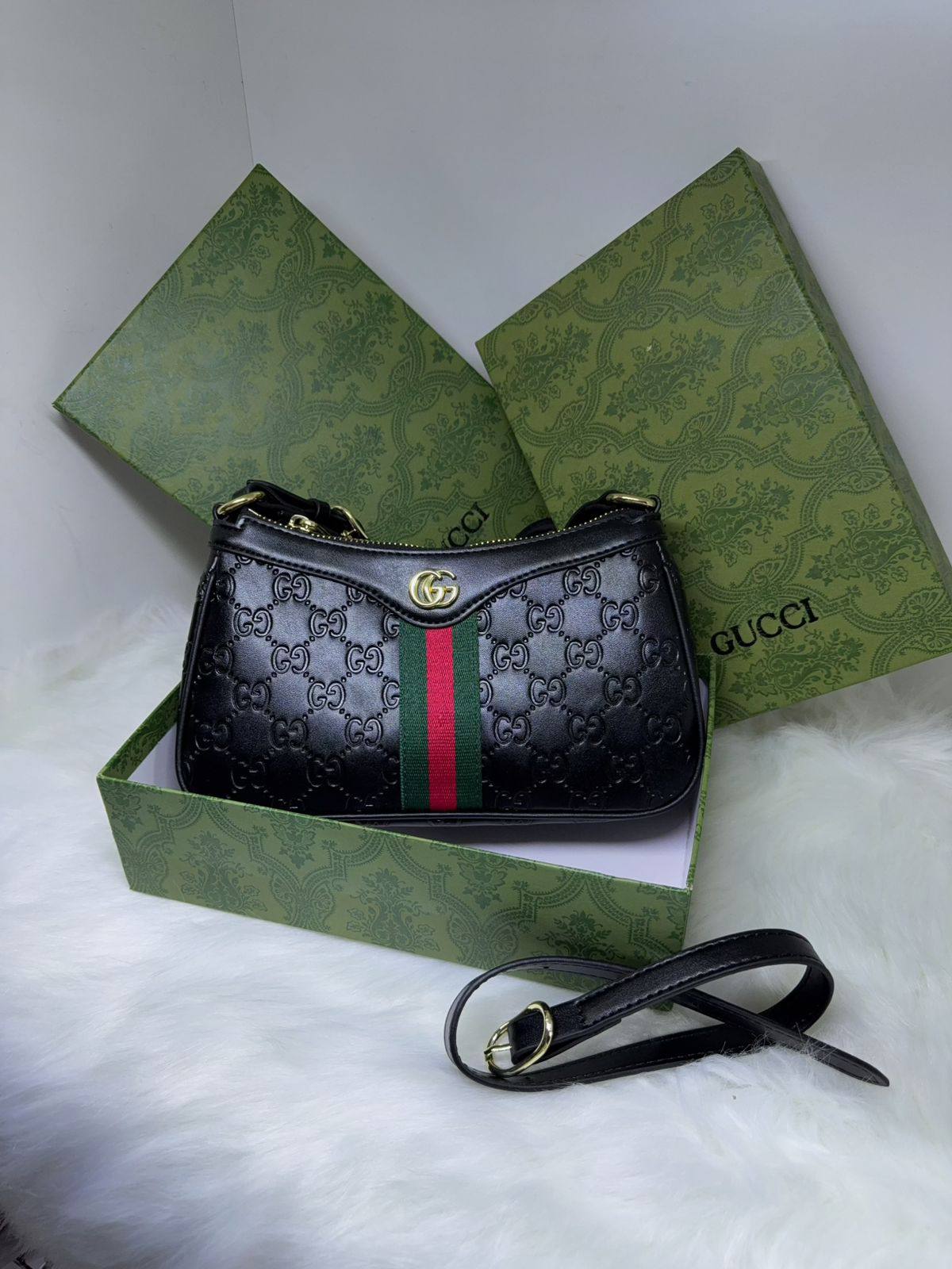 Goyard
✨✨NEW ✨✨
80 dhs💓

with box
🎁🎁🎁

Zain38
♥️♥️♥️