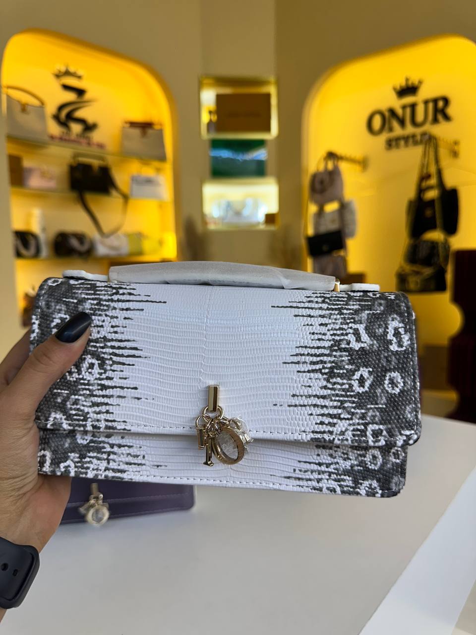 Dior

Master quality

21 cm 
with box
 280 dhs🇦🇪🇦🇪


Zain95 
♥️♥️♥️

Zc