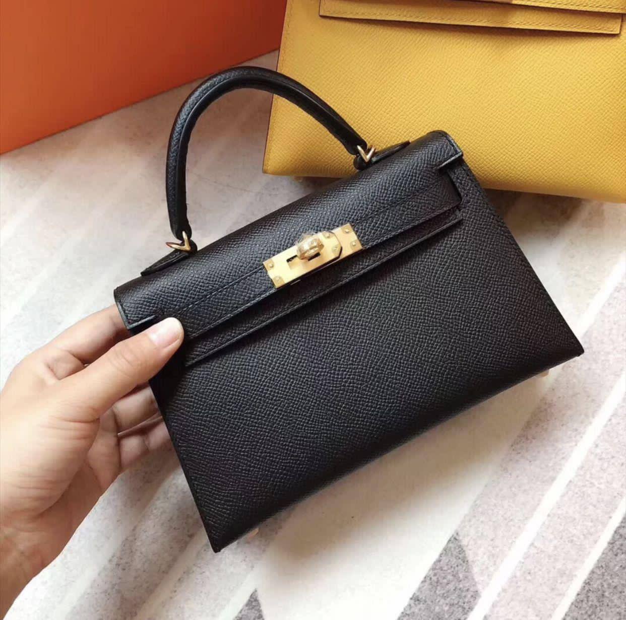Hermes Killy
1⃣️ First quality +🎁
Size : 20.5 *14 cm
85 dhs❤️
with box🎁

Zain115
♥️♥️♥️