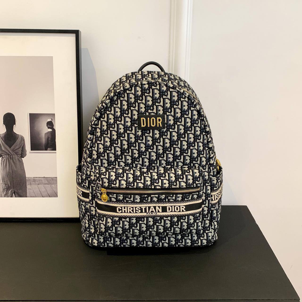 Dior
39*33*17 cm
90 dhs❣️

Zain17
♥️♥️♥️