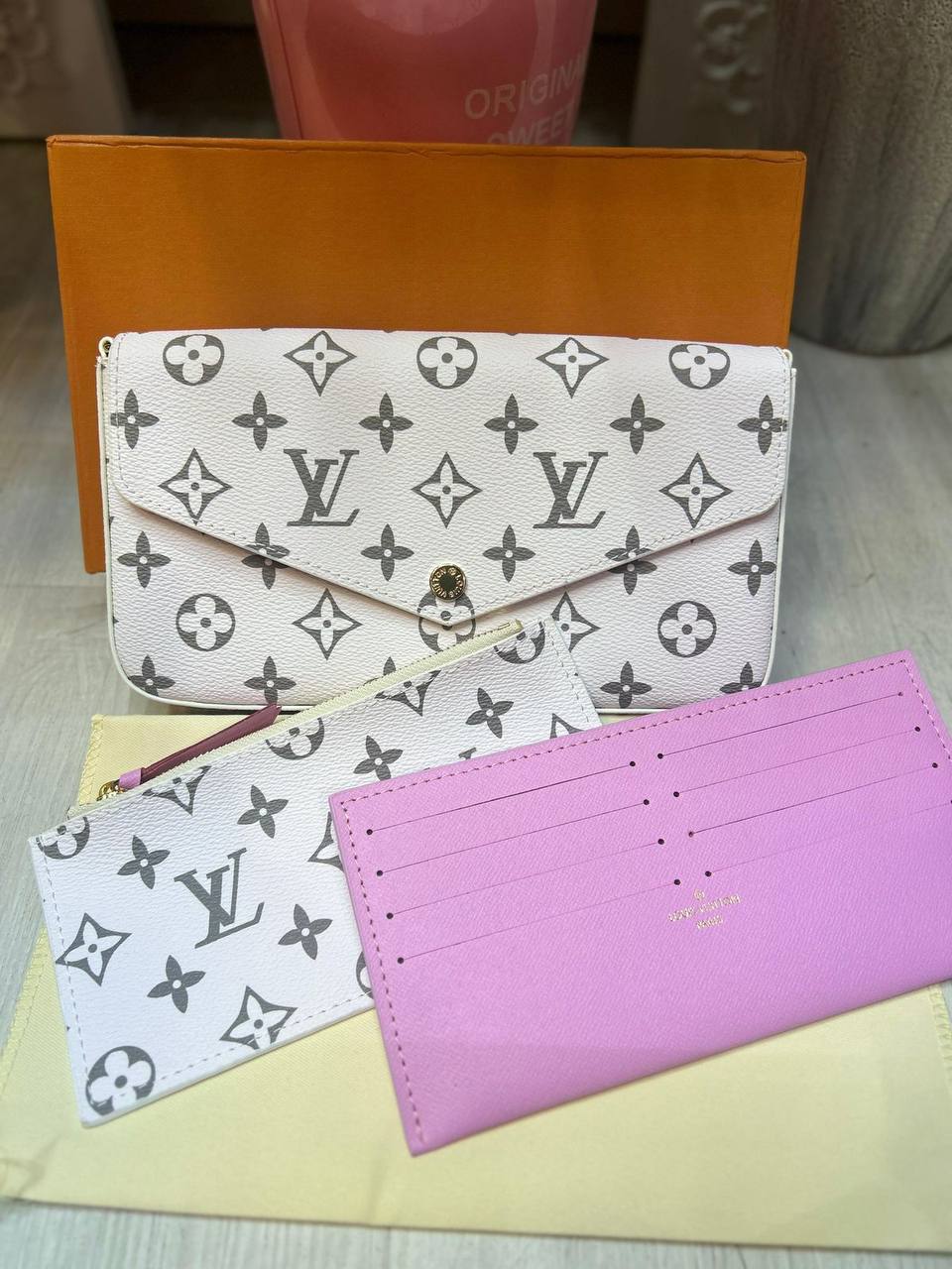 LV 3in1
22cm  

with box
🎁🎁🎁

90 dhs✅

Zain254
Zain44
♥️♥️♥️