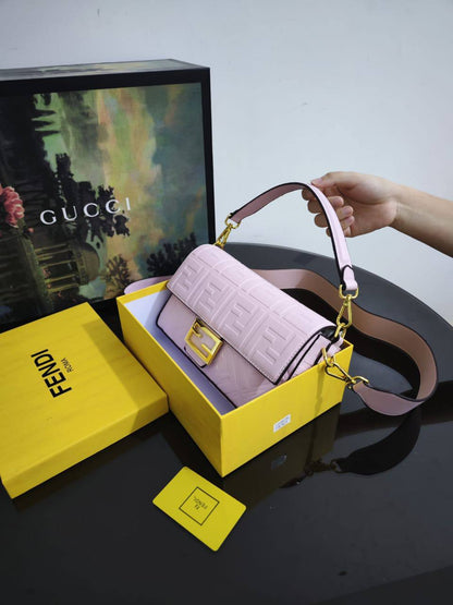 Fendi

110 dhs💓

high quality
with box 

26cm

Zain26
♥️♥️♥️