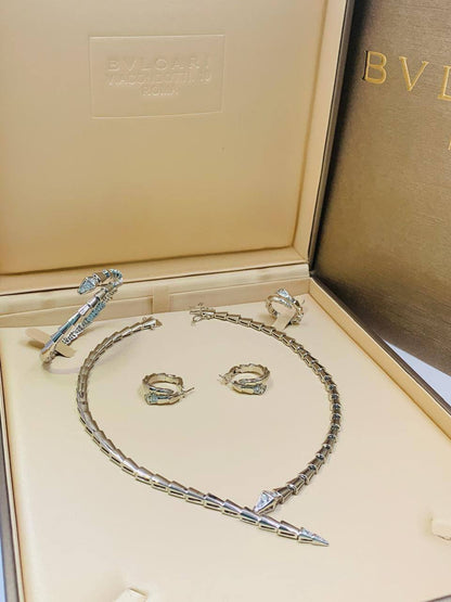 BVLGARI SET
MASTER💫✨
NECKLACE BRACELET EARRINGS RING
300 DHS🇦🇪🇦🇪 WITH BOX AND PAPER BAG🎁🛍️

WITH MASTER BOX AND PAPER BAG 
400 dhs🇦🇪🇦🇪🛍️🎁

Zain89
♥️♥️♥️
