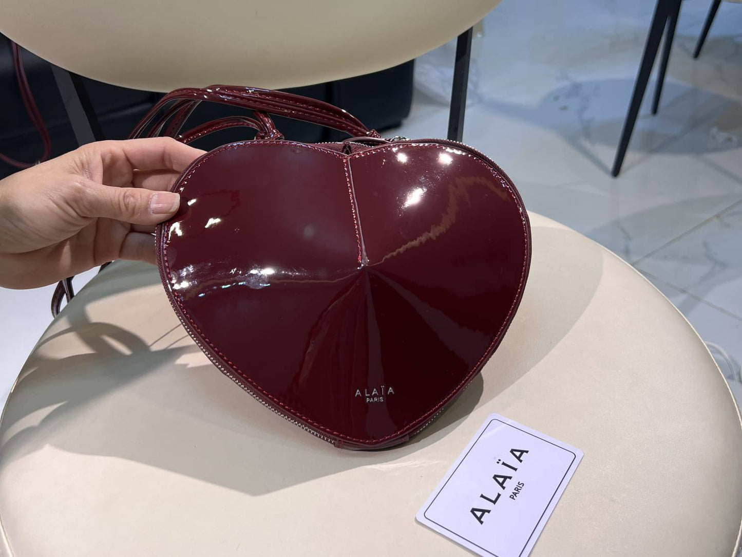 ALAÏA 

100 dhs🇦🇪🇦🇪

with box
size 23×18×10cm

Zain42
♥️♥️♥️