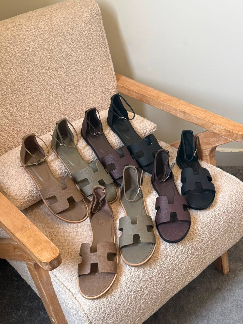 Hermes 🖤
✨ 𝐀𝐯𝐚𝐢𝐥𝐚𝐛𝐥𝐞 𝐍𝐨𝐰
✨ 𝐒𝐢𝐳𝐞𝐬: 𝟑𝟔 — 𝟒𝟏
450 dhs💓

Zain298
♥️♥️♥️