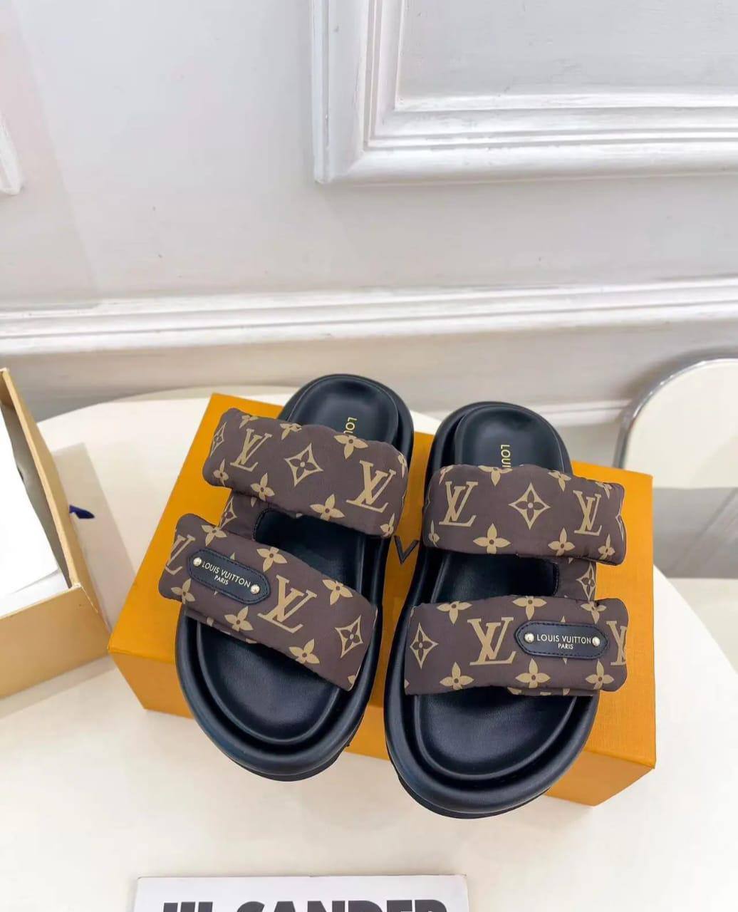 LV SLIPPER 
GOOD QUALITY 
110 dhs🪙💕
Size 36 TO 41

Zain40
♥️♥️♥️