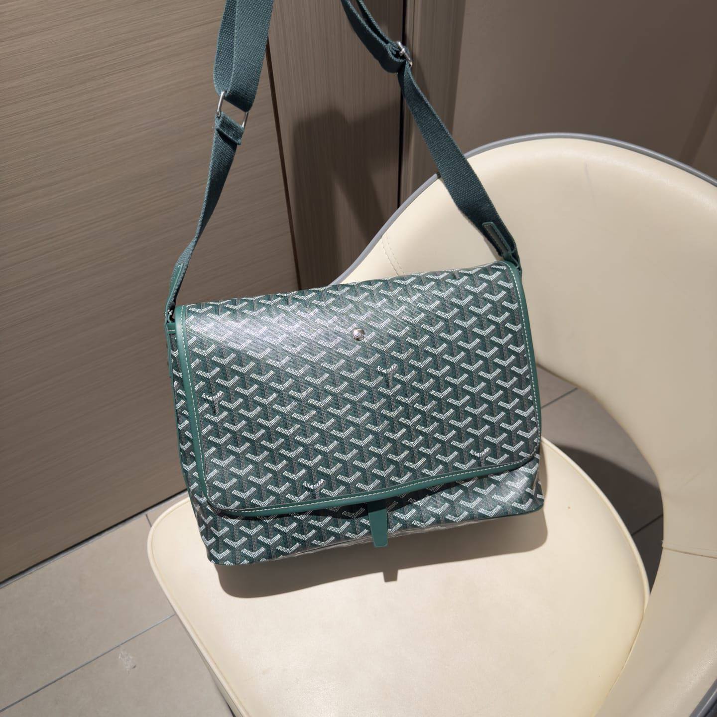 GOYARD 
With Box 
🎁🎁🎁

90 dhs❣️

Zain250
♥️♥️♥️
