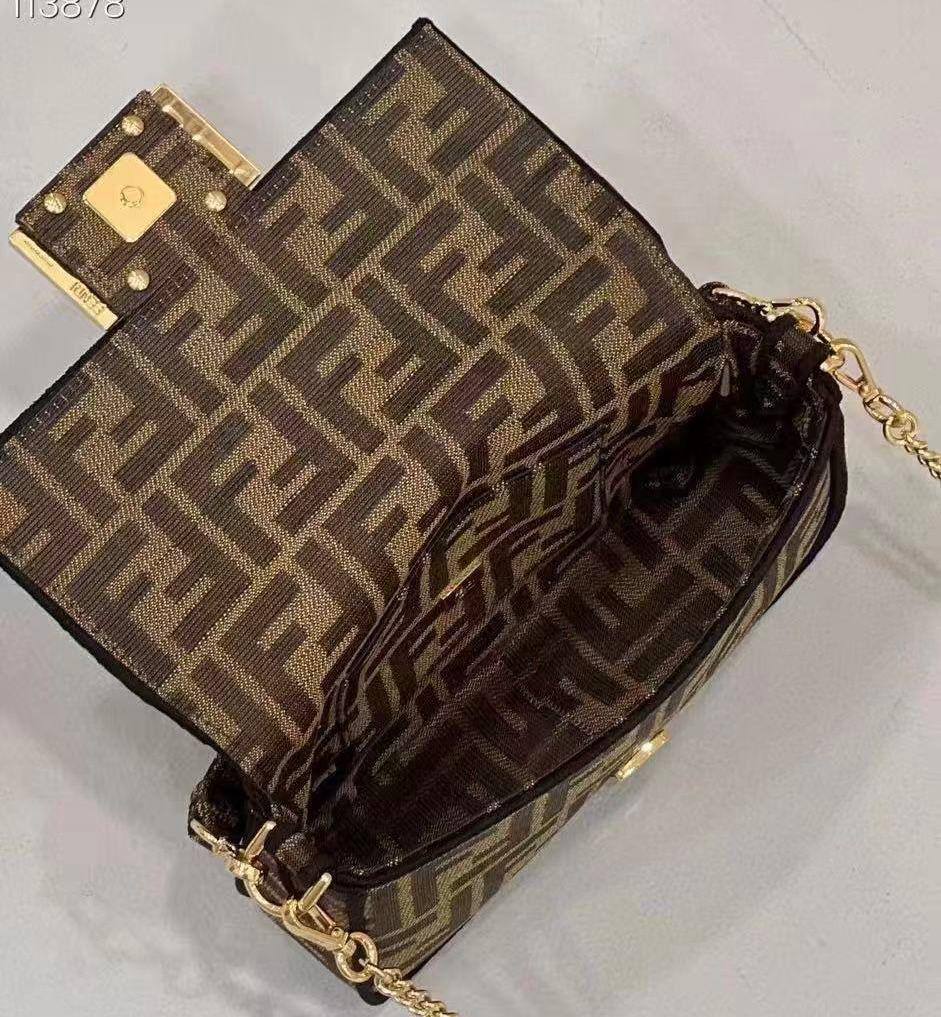 FENDI NEW CAME HIGH QUALITY WITH BOX 
120 dhs🇦🇪🇦🇪

Zain295
♥️♥️♥️