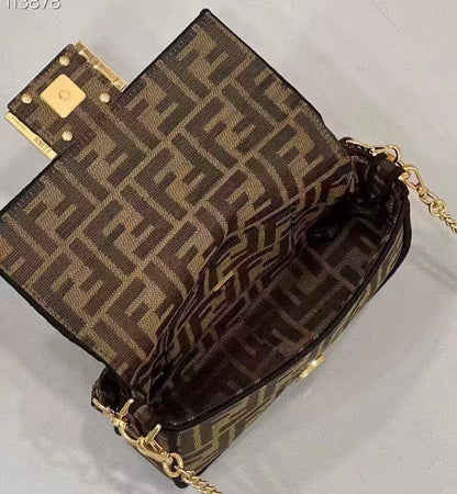 FENDI NEW CAME HIGH QUALITY WITH BOX 
120 dhs🇦🇪🇦🇪

Zain295
♥️♥️♥️