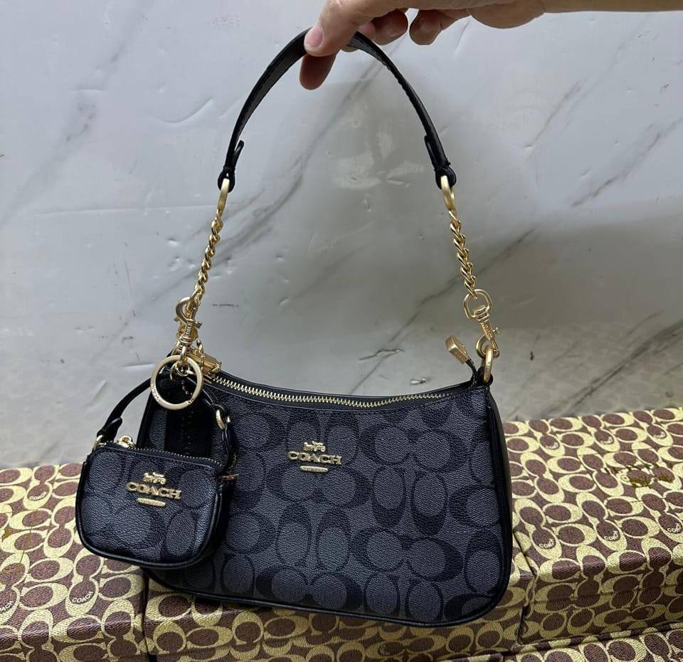 Coach

with box
🎁🎁🎁

95 dhs🪙🌨️

Zain143
♥️♥️♥️