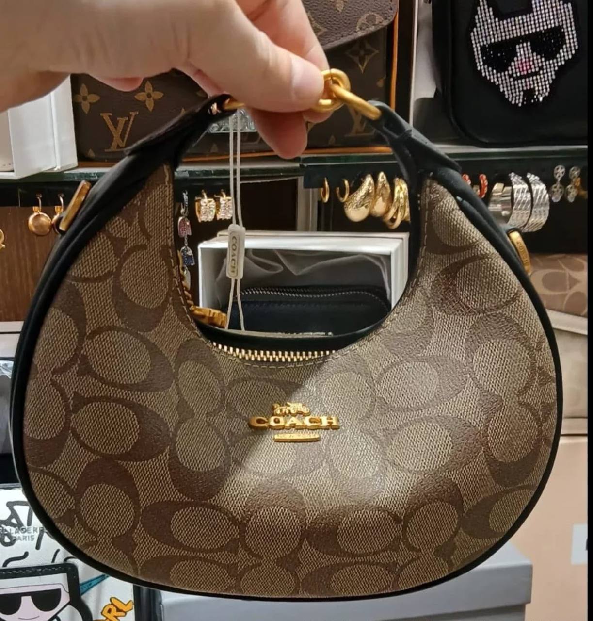 Coach
95 dhs✅
With box

Zain219
♥️♥️♥️