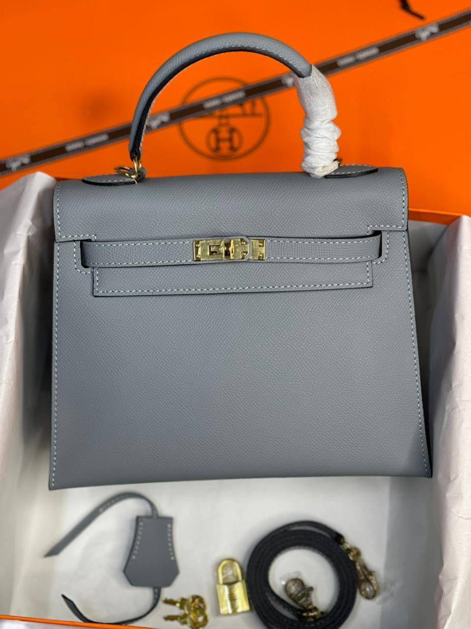 Hermes 

good quality, comes with box, 
🎁🎁🎁

size... 25 * 20 cm 

115 dhs🗽

Zain12
♥️♥️♥️