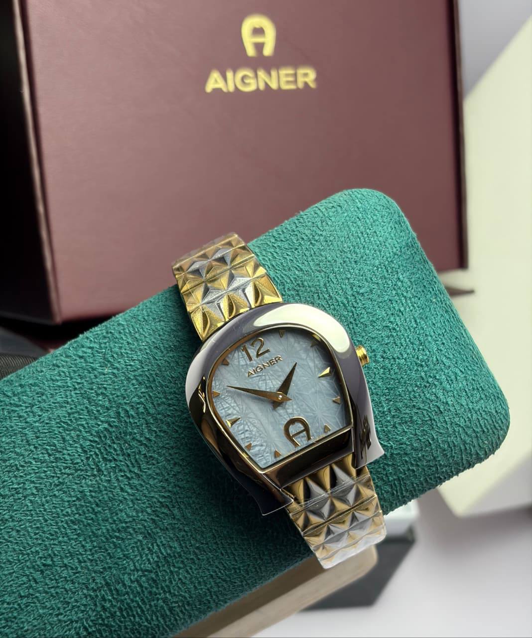 Aigner watch for ladies good quality 
260 dhs✅

Zain59
♥️♥️♥️