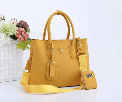 Prada 
Good Quality 
115 dhs🪙💕

Zain250
♥️♥️♥️