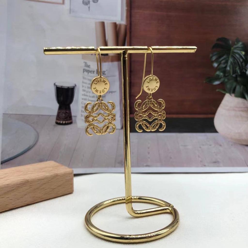 EARRING 
MASTER💫✨
50 DHS✅
WITH BOX AND PAPER BAG🛍️🎁

Zain89
♥️♥️♥️