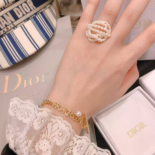 Dior 🦋*
Breslat ❤️‍🔥
Master quality 💯
With normal boxes 📦 
50 dhs🪙💕
With master box 🗃️ 
60 dhs🪙💕

Zain216
♥️♥️♥️