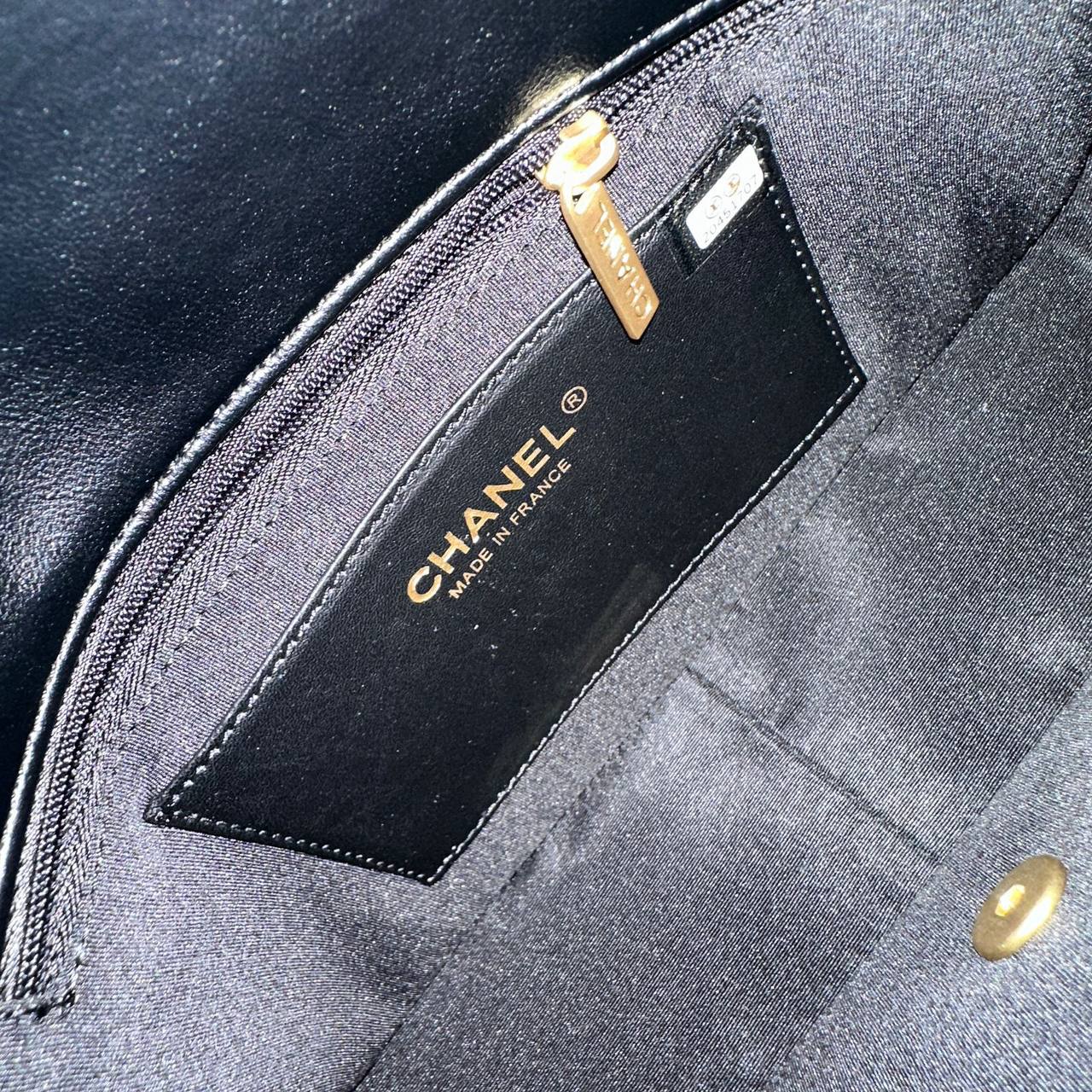 CHANEL 
COPY ONE 
WITH DOUBLE BOX ……🎁(leather) 
BIG SIZE 240 DHS✅
SMALL SIZE 230 DHS✅

Zain39
♥️♥️♥️