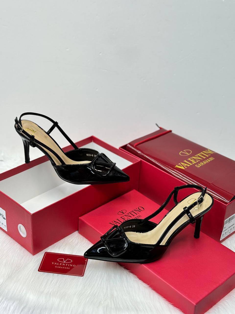 VALENTINO
👠 
SIZE 36-41

120 DHS🇦🇪🇦🇪🇦🇪

Zain21 
♥️♥️♥️