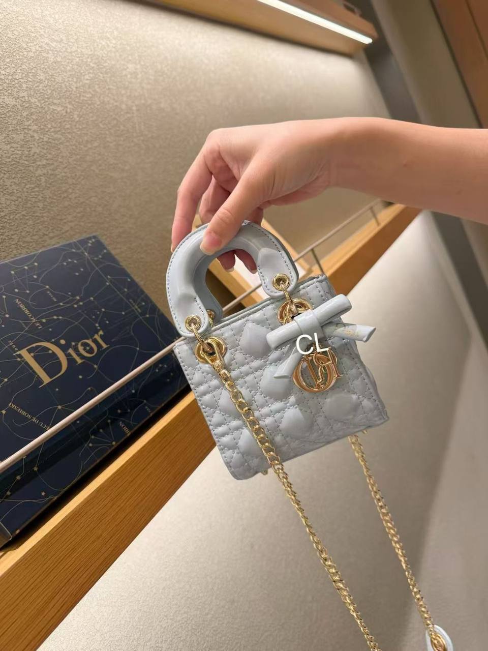 Dior
with box
130 dhs✅

Zain143
♥️♥️♥️