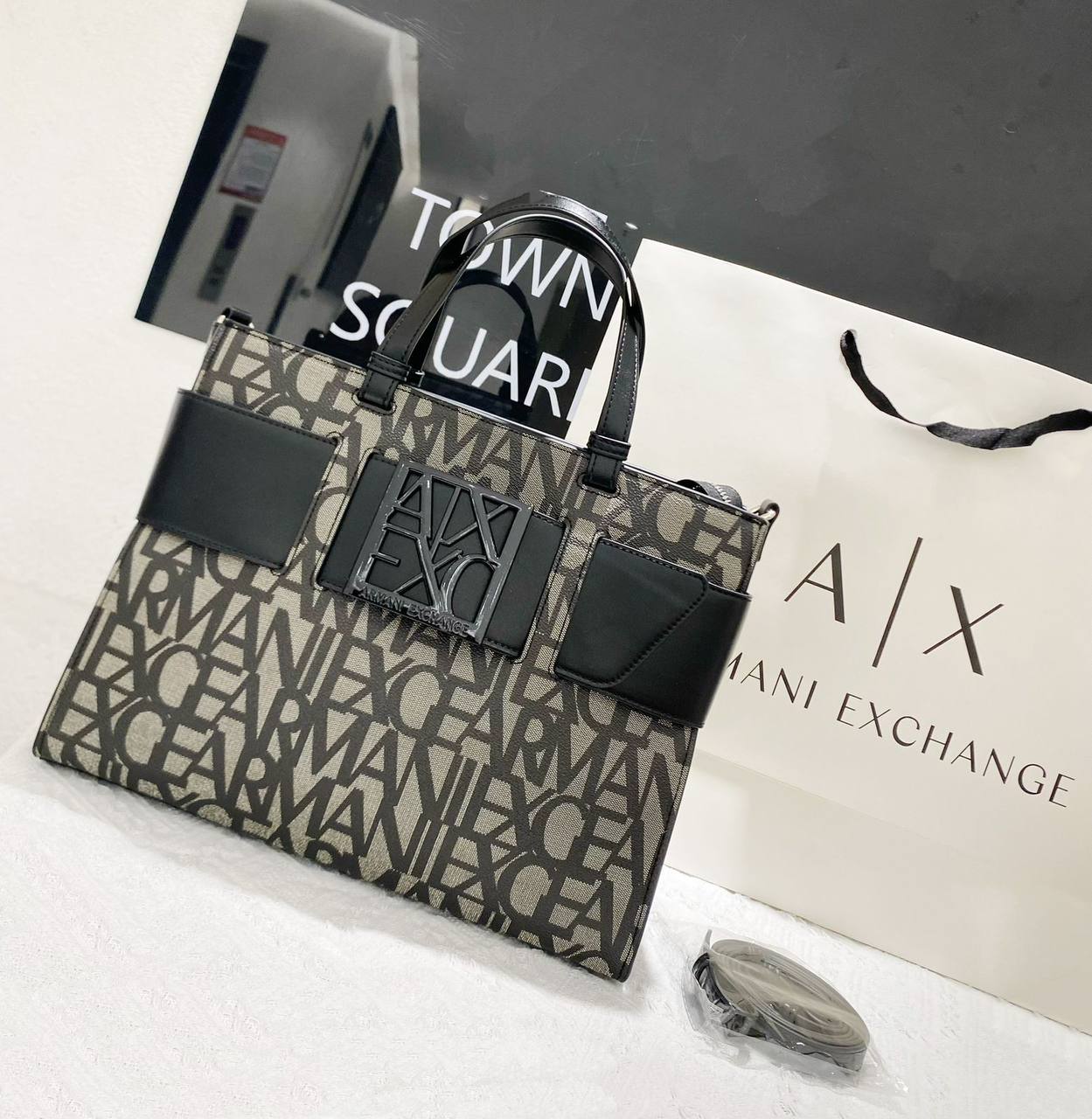 ARMANI 
COPY ONE 
145 dhs✅

Zain295
♥️♥️♥️