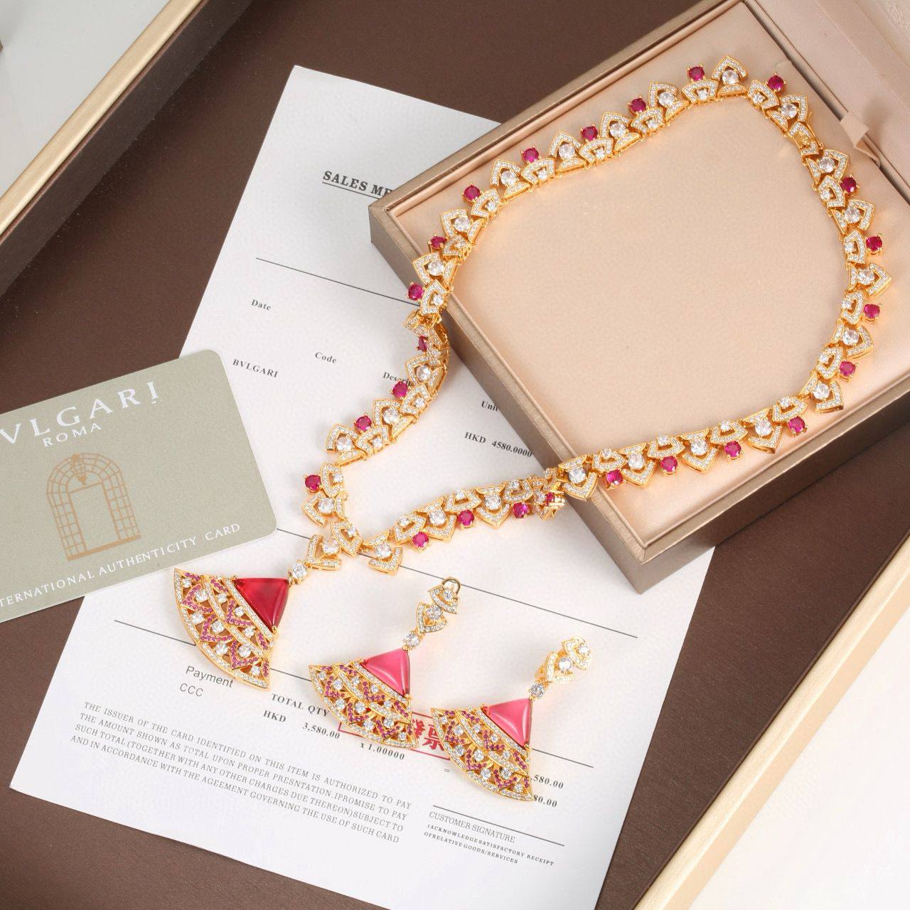 BVLGARI MASTER
SET 
💫✨💫
NECKLACE EARRINGS
380 DHS✅
WITH BOX AND PAPER BAG🛍️🎁

Zain89
♥️♥️♥️