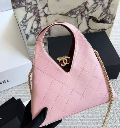 CHANEL 

COPY ONE 

NEW CAME 
WITH BOX 
150 dhs🇦🇪🇦🇪

Zain295
♥️♥️♥️
